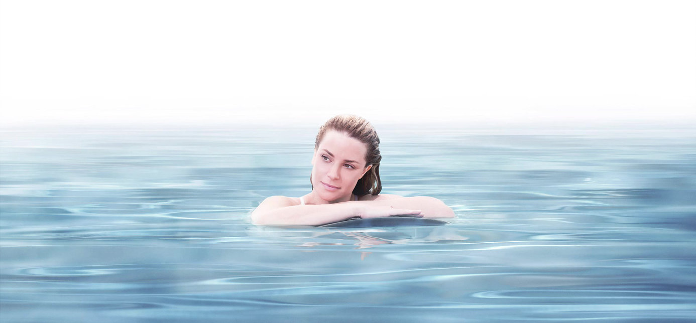 Mujer relajándose en el agua